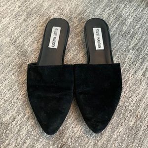 STEVE MADDEN BLACK SUEDE SLIP ON FLATS